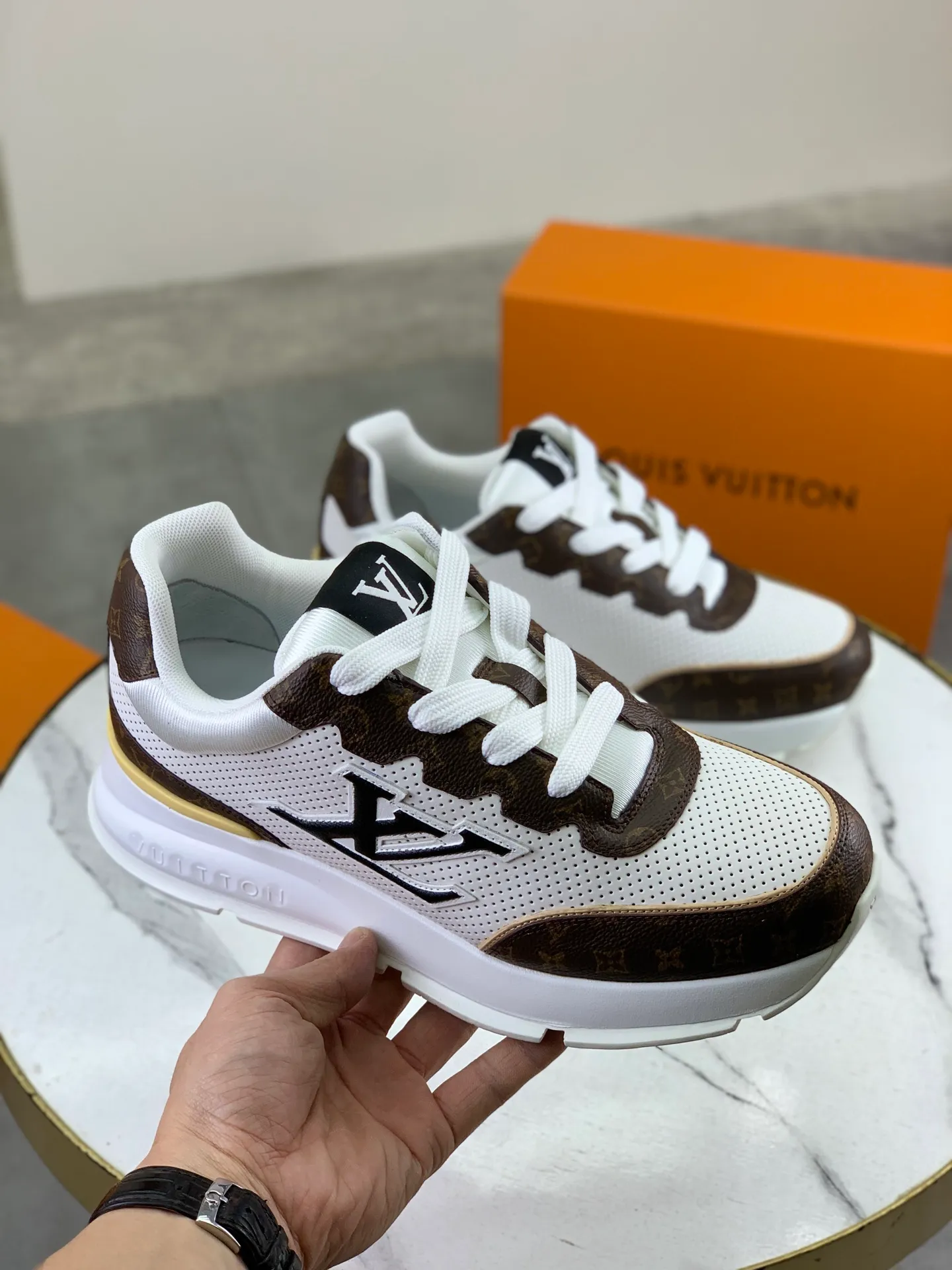 Factory price P700 💶 Top version [LOUIS VUITTON] Couple 🧑‍🤝‍🧑 Craftsman style Counter series (original order) New style 🍀LV Louis Vuitton - top version LV classic high-top trendy shoes! Made of imported original craft calfskin, original breathable lining, and original wear-resistant, lightweight, high-end TPU outsole! High quality products! 2️⃣ colors available, size: female 35-39, male 39-44 (female 40, male 45 46 customized)